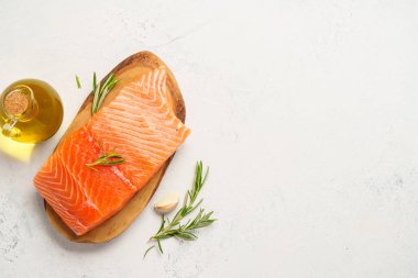 Otlu somon balığı. Beyaz arkaplanda üst görünüm.