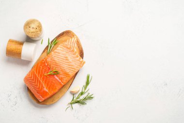 Otlu somon balığı. Beyaz arkaplanda üst görünüm.