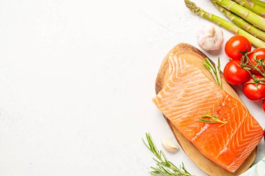 Taze sebzeli somon filetosu. Pişirmek için ham malzemeler. Kopyalama alanı olan üst görünüm.