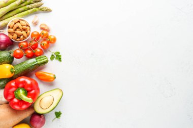 Beyaz arka planda sebzeler. Paprika, kuşkonmaz, domates, brokoli ve avokado..