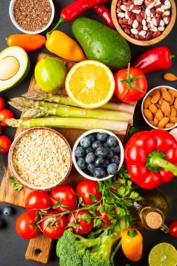 Taze sebze, tahıl, mercimek ve meyve. Üst görünüm, kapat.