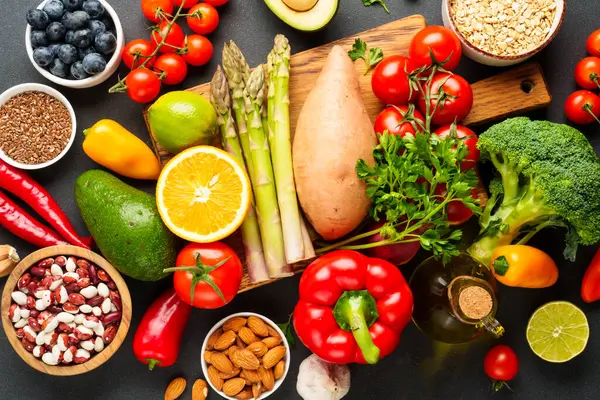 Taze sebze, tahıl, mercimek ve meyve. Üst görünüm, kapat.