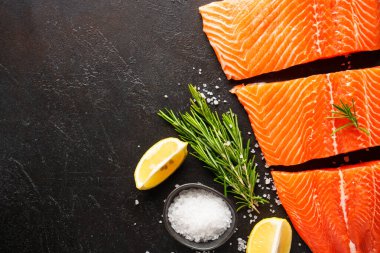 Baharatlı somon balığı ve siyah üzerine biberiye. Kopyalama alanı olan düz.