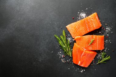 Baharatlı somon balığı ve siyah üzerine biberiye. Kopyalama alanı olan düz.