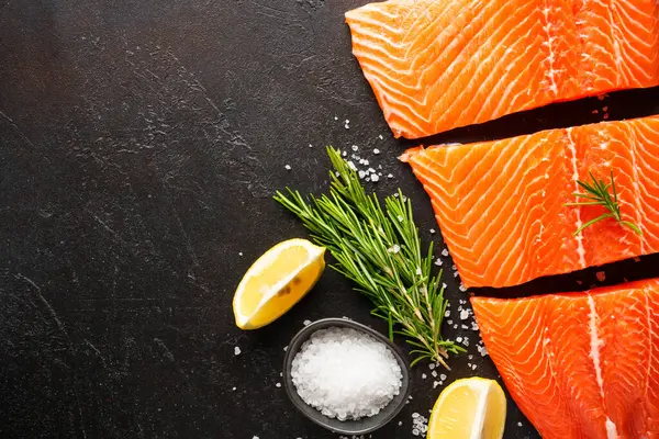 Baharatlı somon balığı ve siyah üzerine biberiye. Kopyalama alanı olan düz.