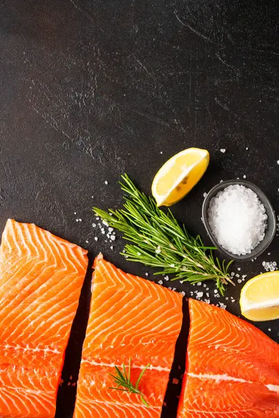 Baharatlı somon balığı ve siyah üzerine biberiye. Kopyalama alanı olan düz.