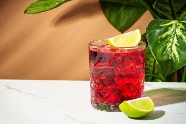 Viski, nar şurubu, acı, limon ve buzlu New Yorker kırmızı kokteyli..