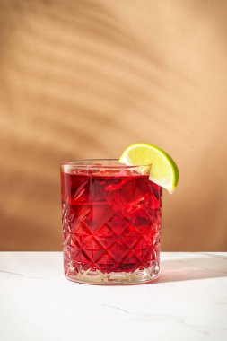 Viski, nar şurubu, acı, limon ve buzlu New Yorker kırmızı kokteyli..