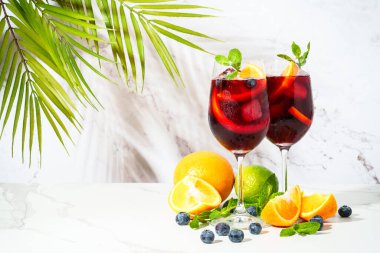 Yaz alkolü, meyve kokteyli. Taze meyveli sangria ve beyaz arka planda buz..