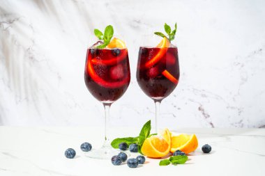 Taze meyve ve buzlu sangria. Beyaz arka planda yaz alkolü.