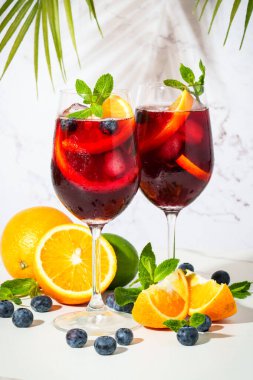 Yaz alkolü, meyve kokteyli. Taze meyveli sangria ve beyaz arka planda buz..