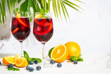 Taze meyve ve buzlu sangria. Beyaz arka planda yaz alkolü.