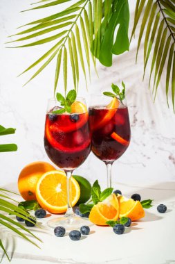 Yaz alkolü, meyve kokteyli. Taze meyveli sangria ve beyaz arka planda buz..