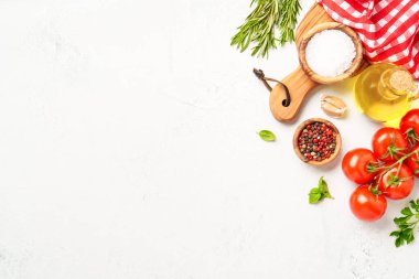 Baharatlar, otlar ve sebzeler ve beyaz mutfak masasında zeytin yağı. Kopyalama alanı olan düz resim.