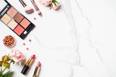 Beyaz arka planda profesyonel kozmetik ürünleri. Palet, fırça ve ruj. Düz metin kopyalama alanı.