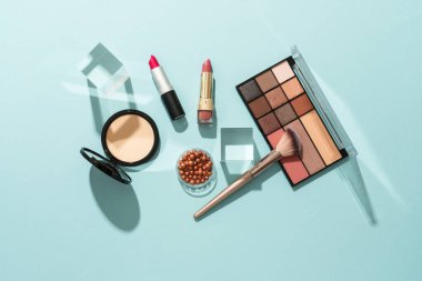 Mavi arka planda cam podyumlar olan ürünler yap. Düz yatay modaName.