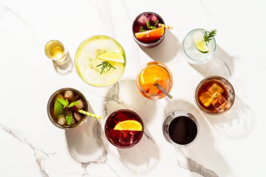 Kokteyl partisi, alkol kokteyli. Beyaz arka planda viski, margarita, aperol spritz, Küba libre, kırmızı şarap, negroni, sangria ve jin toniği..
