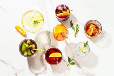 Alkol kokteyli içecekler. Beyaz arka planda viski, margarita, aperol spritz, Küba libre, negroni, sangria ve jin toniği..
