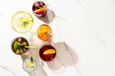 Alkol kokteyli içecekler. Beyaz arka planda viski, margarita, aperol spritz, Küba libre, negroni, sangria ve jin toniği..