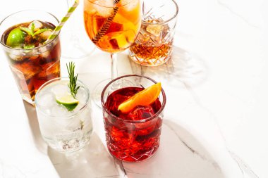Alkol kokteyli içecekler. Beyaz arka planda viski, margarita, aperol spritz, Küba libre, negroni, sangria ve jin toniği..