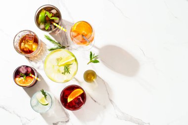 Alkol kokteyli içecekler. Beyaz arka planda viski, margarita, aperol spritz, Küba libre, negroni, sangria ve jin toniği..