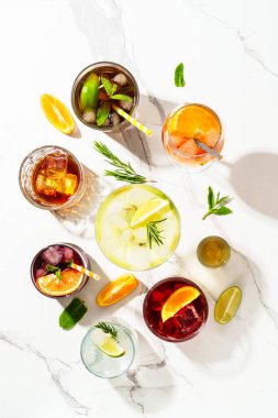 Alkol kokteyli içecekler. Beyaz arka planda viski, margarita, aperol spritz, Küba libre, negroni, sangria ve jin toniği..