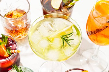 Margarita ve diğer yaz içkileri beyaz arka planda..