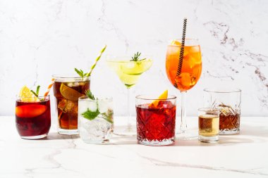 Kokteyl içecekler. Alkol içecekleri. Beyaz arka planda viski, margarita, aperol spritz, Küba libre, negroni, sangria, tekila ve jin toniği..