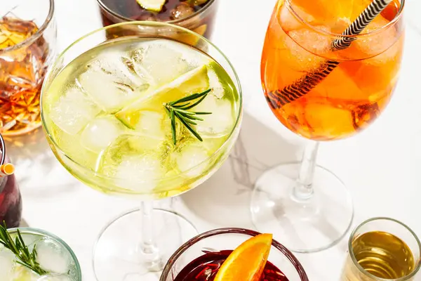 Alkol kokteyli içecekler. Beyaz arka planda viski, margarita, aperol spritz, Küba libre, negroni, sangria ve jin toniği..