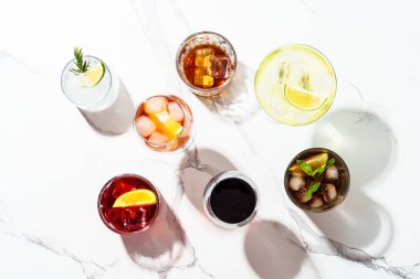 Kokteyl partisi, alkol kokteyli. Viski, margarita, Aperol spritz, Küba libre, kırmızı şarap, negroni, sangria ve jin tonik beyaz arka planda. Üst görünüm.