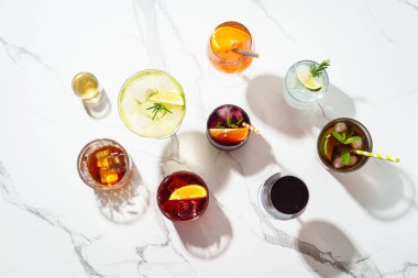 Kokteyl partisi, alkol kokteyli. Viski, margarita, Aperol spritz, Küba libre, kırmızı şarap, negroni, sangria ve jin tonik beyaz arka planda. Üst görünüm.