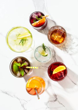 Gölgeli alkollü kokteyller. Beyaz arka planda viski, margarita, Aperol spritz, Küba libre, negroni, sangria ve Jin toniği..