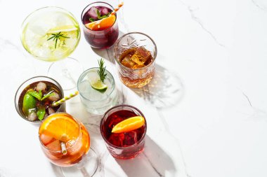 Sert gölgeli alkollü kokteyller. Margarita, Aperol spritz, Küba libre, negroni, sangria ve Jin tonik beyaz arka planda. Kopyalama alanı olan düz.