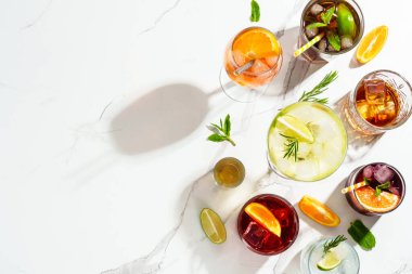 Kokteyl partisi, alkol kokteyli. Viski, margarita, Aperol spritz, Küba libre, kırmızı şarap, negroni, sangria ve jin tonik beyaz arka planda. Kopyalama alanı olan üst görünüm.