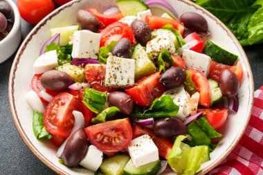 Siyah arka planda Yunan salatası. Vejetaryen yemekleri, Akdeniz diyeti. Kapat..