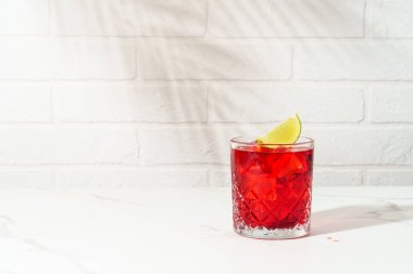 Viski, nar şurubu, acı, limon ve buzlu New Yorker kırmızı kokteyli..