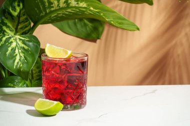 Viski, nar şurubu, acı, limon ve buzlu New Yorker kırmızı kokteyli..