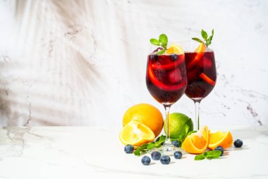 Taze meyve ve buzlu sangria. Güneşli yaz gününde beyaz arka planda yaz alkolü içeceği.