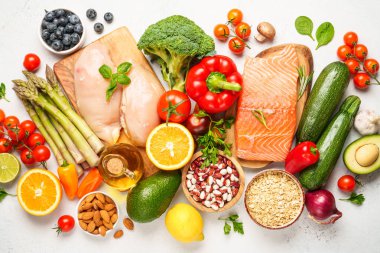 Yemek arkaplanı. Taze sebze, et, balık, tahıl, yaprak ve meyve. Üst görünüm.