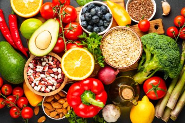 Sağlıklı yemek çeşitleri. Taze sebze, tahıl, yaprak ve fındık. Üst görünüm.