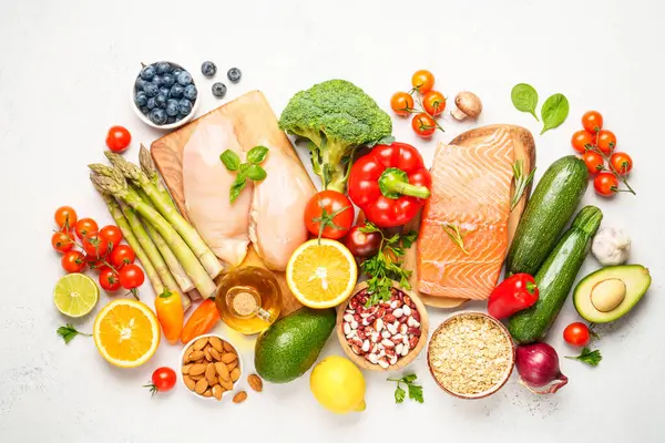 Et, balık, sebze, tahıl ve meyve. Kalp için sağlıklı yiyecek seçimi. Üst görünüm.