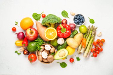 Beyaz mutfak masasında taze sebzeler. Üst görünüm.