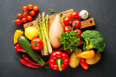 Siyah mutfak masasında taze sebzeler. Üst görünüm.