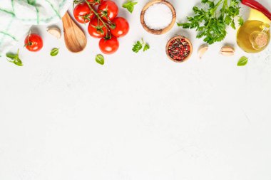 Baharatlar, otlar ve sebzeler ve beyaz mutfak masasında zeytin yağı. Kopyalama alanı olan düz resim.