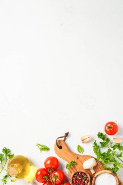 Mutfak masasında yemek malzemeleri var. Kopyalama alanı olan düz resim.