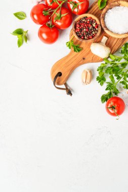 Beyaz arka planda yemek malzemeleri. Sağlıklı yiyecekler. Baharatlar, otlar ve sebzeler, zeytinyağı ve mutfak gereçleri.
