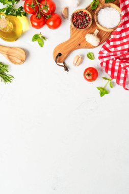 Baharatlar, otlar ve sebzeler ve beyaz arka planda zeytin yağı şişesi. Kopyalama alanı olan düz resim.