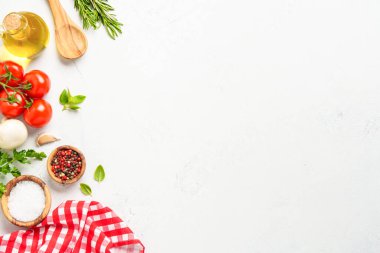 Baharatlar, otlar ve sebzeler ve beyaz arka planda zeytin yağı şişesi. Kopyalama alanı olan düz resim.