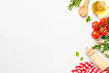 Beyazların yemek geçmişi. Baharatlar, bitkiler ve zeytinyağı şişeli sebzeler. Sağlıklı yemek pişirmek için gerekli malzemeler.