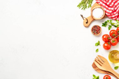 Baharatlar, otlar ve sebzeler ve beyaz arka planda zeytin yağı şişesi. Kopyalama alanı olan düz resim.